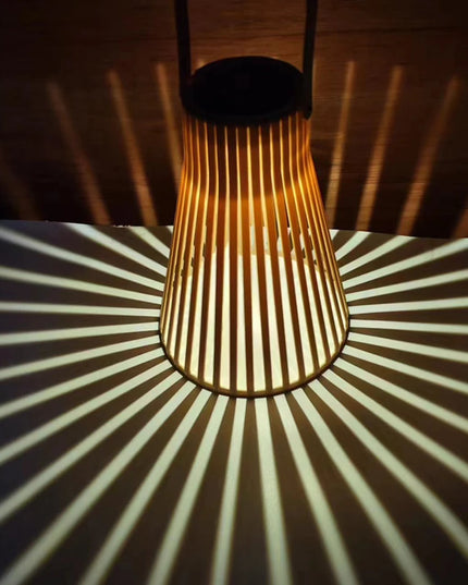 Solar colgante Linterna de ratán Luz solar al aire libre Balcón Lámpara de araña de bambú Atmósfera Lámpara solar tejida Decoración de jardín