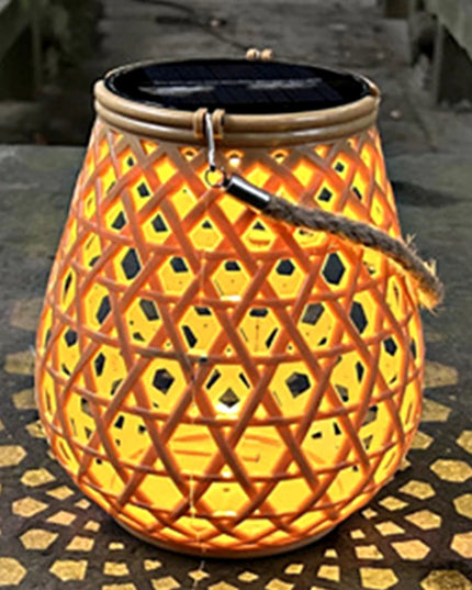 Solar colgante Linterna de ratán Luz solar al aire libre Balcón Lámpara de araña de bambú Atmósfera Lámpara solar tejida Decoración de jardín
