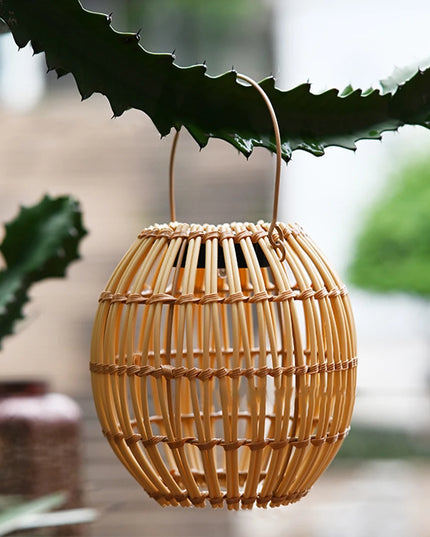 Solar colgante Linterna de ratán Luz solar al aire libre Balcón Lámpara de araña de bambú Atmósfera Lámpara solar tejida Decoración de jardín