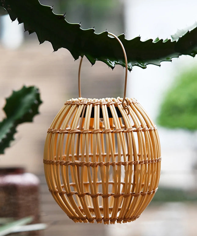 Solar colgante Linterna de ratán Luz solar al aire libre Balcón Lámpara de araña de bambú Atmósfera Lámpara solar tejida Decoración de jardín