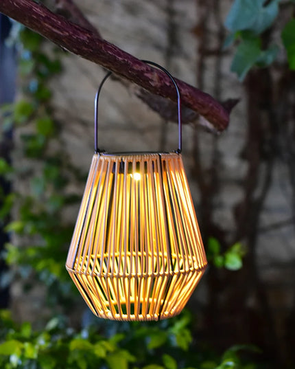 Solar colgante Linterna de ratán Luz solar al aire libre Balcón Lámpara de araña de bambú Atmósfera Lámpara solar tejida Decoración de jardín