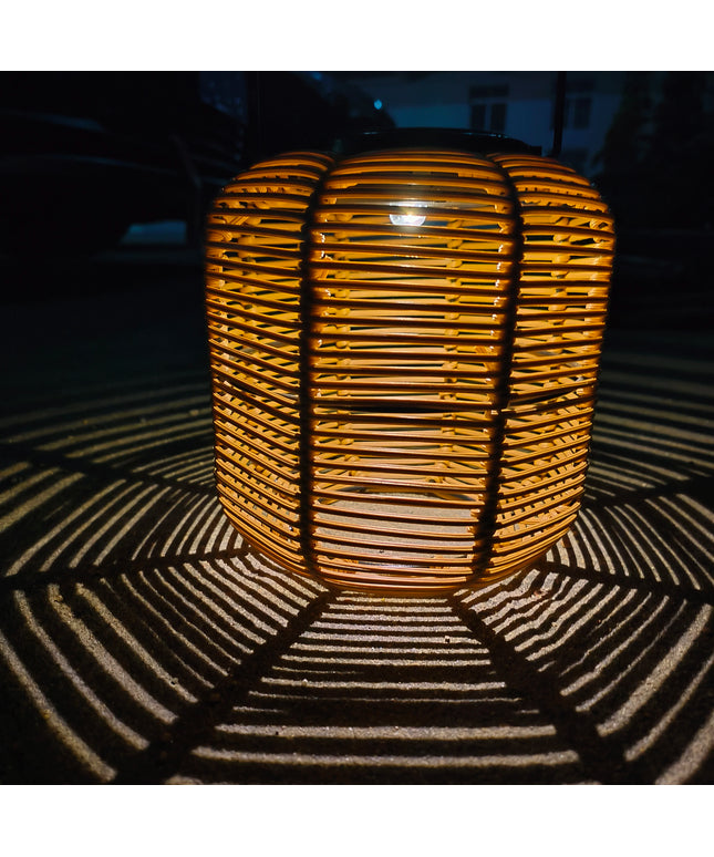 Una decoración navideña de linterna clásica con energía solar, lámpara colgante hueca tejida hecha a mano