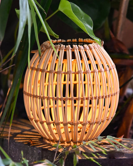 Solar colgante Linterna de ratán Luz solar al aire libre Balcón Lámpara de araña de bambú Atmósfera Lámpara solar tejida Decoración de jardín