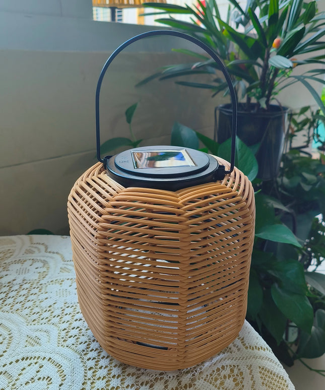 Una decoración navideña de linterna clásica con energía solar, lámpara colgante hueca tejida hecha a mano